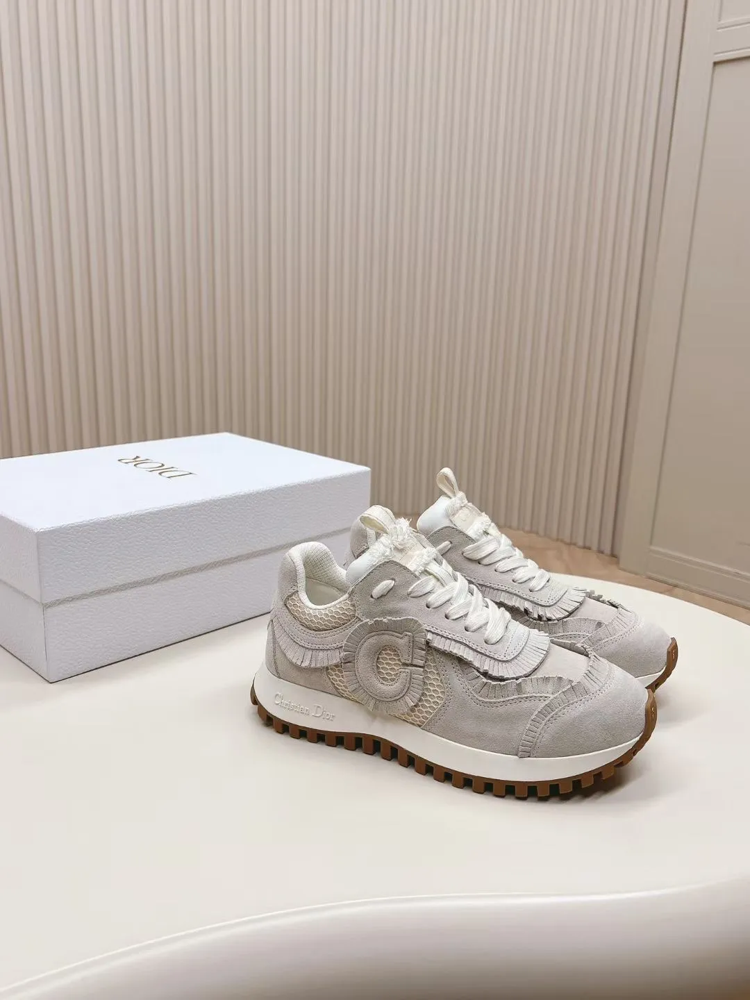 👟👟Ex-factory price 540👟👟 C’est Dior 24 spring and summer catwalk style new casual sports shoes purchased and developed by Taikoo Hui, perfect replica ‘Made of suede cow leather and mesh fabric, light and breathable. The CD letters on the side are very recognizable as Dior, and the sporty design combined with tassel details also adds a touch of elegance. The original high-mercerized fabric is intricately spliced. The original molded outsole. Complete packaging. Size: 35-40